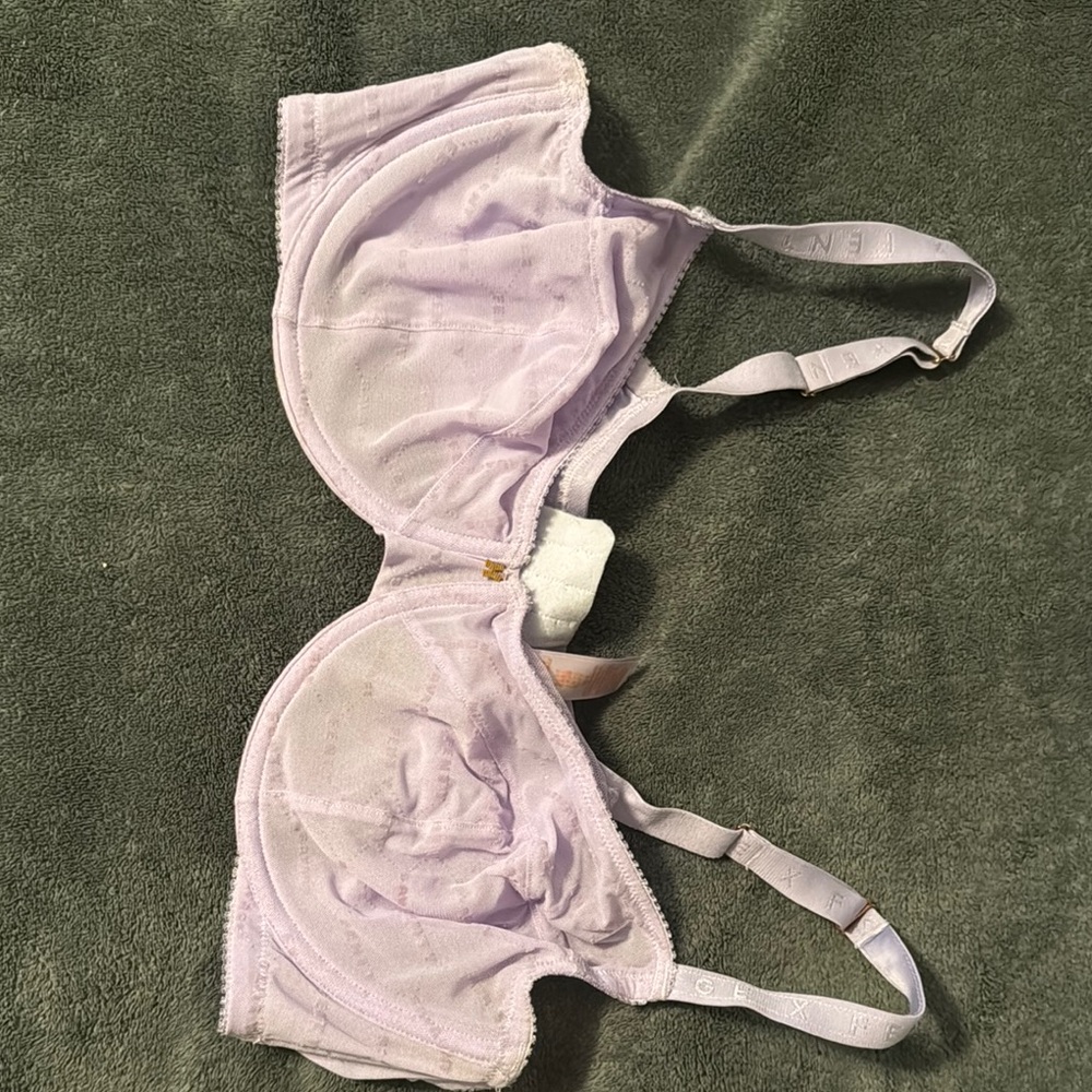 Elegant Lace Underwire Bra in Lavender